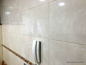 AZULEJO EN CREMA ALTO BRILLO 