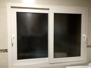 DETALLE DE VENTANA EN PVC. BLANCO