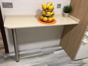 MESA EN COMPAC ADOSADA A PARED  Y PATA EN INOX.