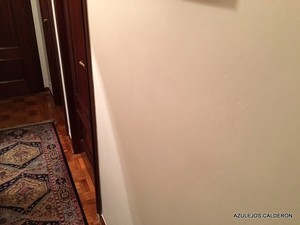 PINTURA EN PAREDES DE PASILLO EN TONO BLANCO ROTO