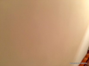 PINTURA EN PAREDES DE PASILLO EN TONO BLANCO ROTO