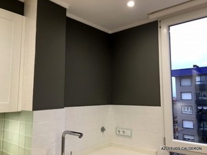 MOLDURA EN TECHO EN MADERA LACADA DE 25 MM.