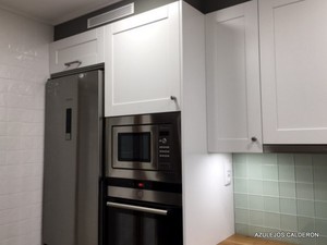 MUEBLES ALTOS SOBRE ELECTRODOMESTICOS Y REJILLA DE VENTILACION