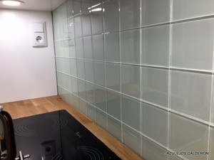 AZULEJO EN CRISTAL BLANCO 10x10 EN TODO EL FRENTE DE COCINA