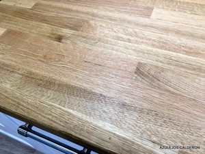 ENCIMERA EN MADERA ROBLE ALISTONADO DE 42 MM. C/ BARNIZ DE SUELOS