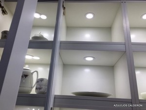 VISTA EN DETALLE DE ILUMINACION INTERIOR DEL MUEBLE