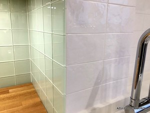 PARTICION ENTRA AZULEJO DE CRISTAL Y AZULEJO CERAMICO