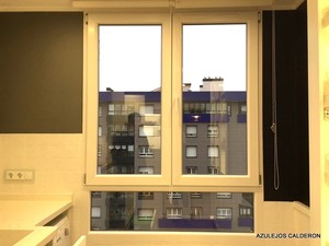 VENTANA EN PVC. BICOLOR BLANCO/MADERA