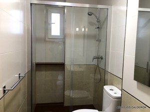 MAMPARA MOD. ROMA EN PLATA BRILLO C/ 2 HOJAS UNA FIJA Y OTRA CORREDERA
