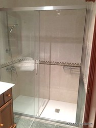 LA BAÑERA HA SIDO SUSTITUIDA POR UNA PRACTICA DUCHA