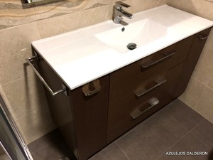 LAVABO EN LOZA EXTRAPLANA 120 CM.