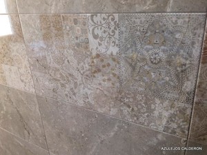 DETALLE DE PARED. PIEZA DECORADA "ROYAL" GRIS