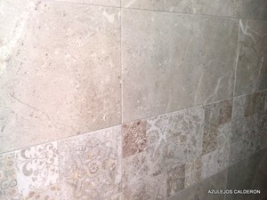 DETALLE DE AZULEJO DECORADO Y LISO