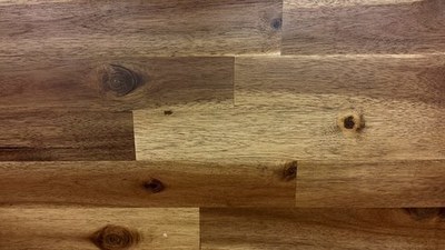 El suelo de madera cruje