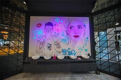 Bathco sorprende en Cevisama con sus lavabos y murales lumínicos